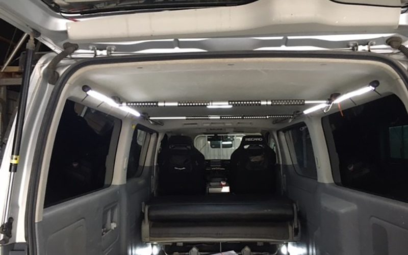 バンの荷室天井に取り付けたLEDテープライト（お客様の使用例）